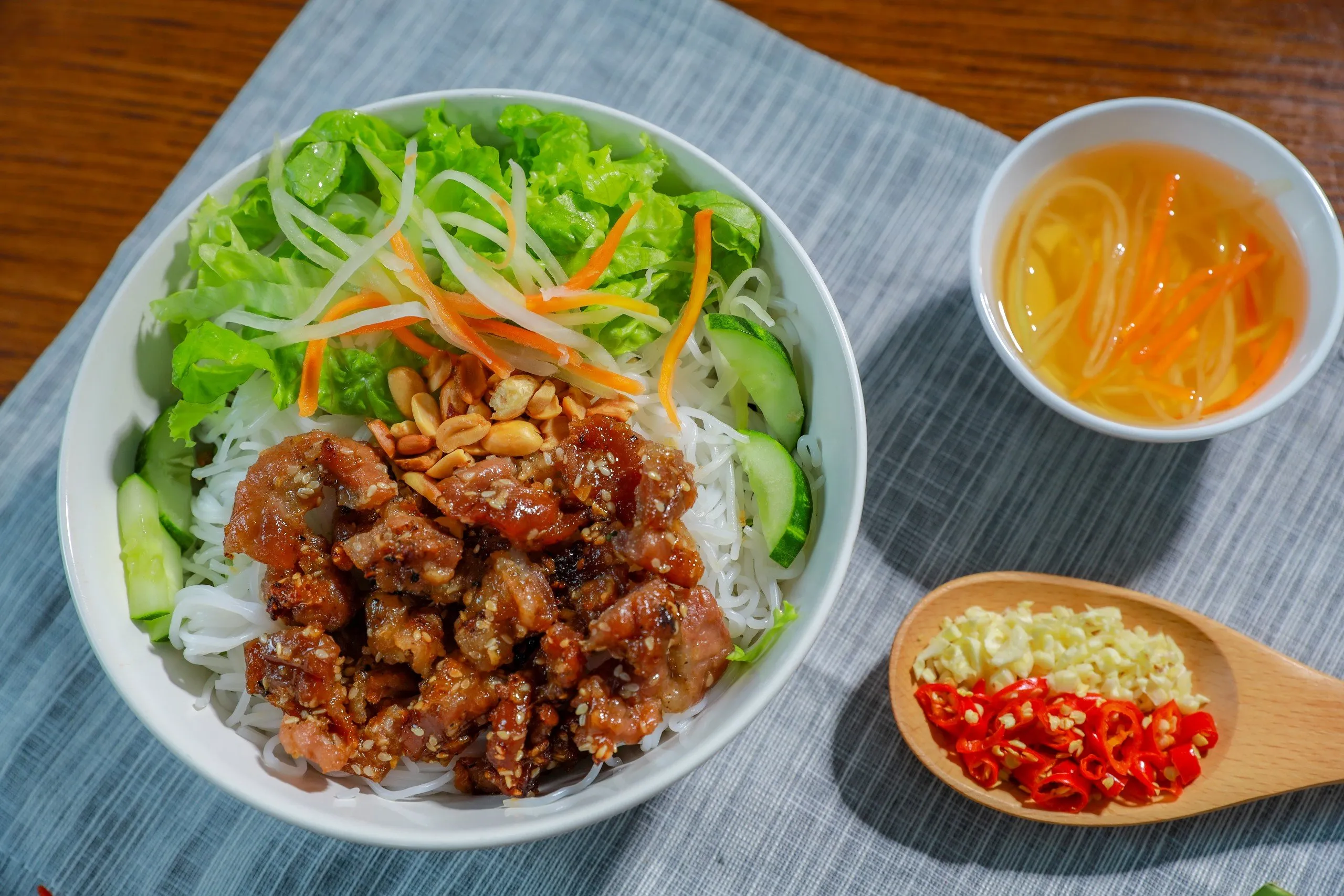 bun-thit-nuong-mien-nam-1719045059986176078883 Món bún thịt nướng kiểu Nam Bộ với sự hòa quyện tuyệt vời của màu sắc và hương vị