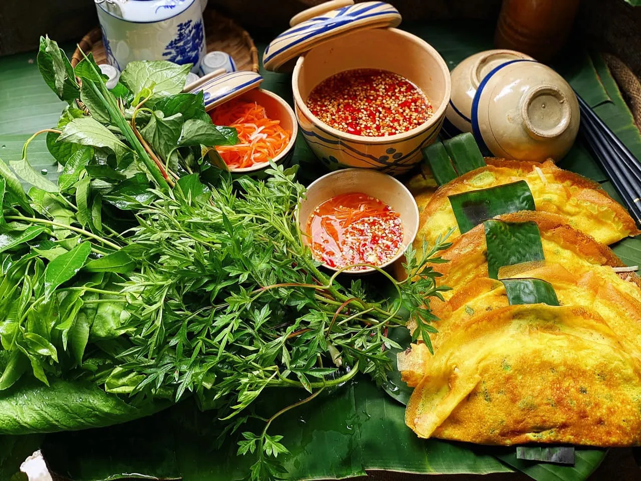 Bánh xèo vàng ươm giòn rụm là thành quả của sự tỉ mỉ trong từng công đoạn chế biến