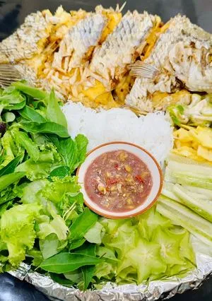 Sự đa dạng của các loại rau sống là yếu tố không thể thiếu khi thưởng thức cá tai tượng chiên xù