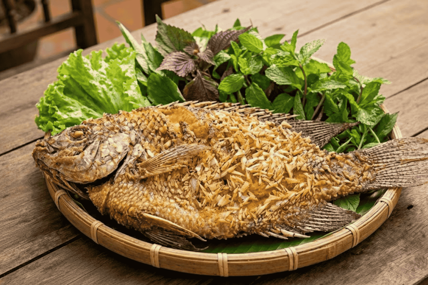 Kỹ thuật rưới dầu nóng liên tục là bí quyết để vảy cá tai tượng xù đều và giòn rụm