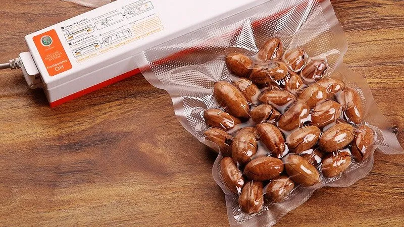 Kỹ thuật canh lửa liu riu giúp hạt đậu thấm đẫm vị ngọt và béo từ nước dừa