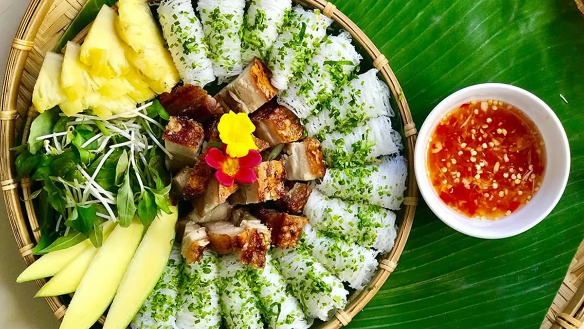 Món Bánh Hỏi Heo Quay Da Giòn Khó Cưỡng với sự kết hợp màu sắc và hương vị hoàn hảo