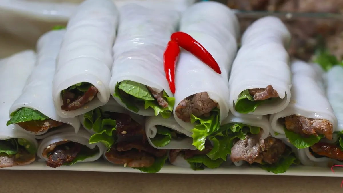 Kỹ thuật cuộn bánh ướt chắc tay giúp món ăn trông chuyên nghiệp và hấp dẫn hơn