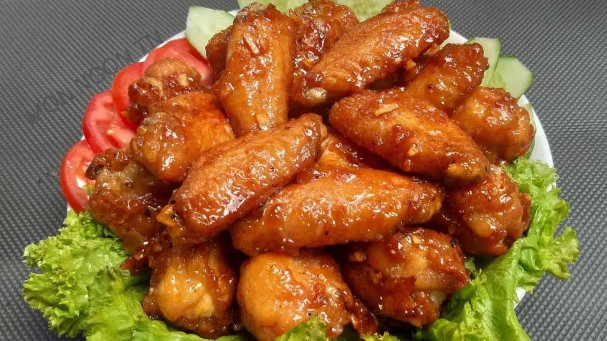 Sự kết hợp giữa cánh gà chiên nước mắm và khoai tây chiên là lựa chọn không thể bỏ qua