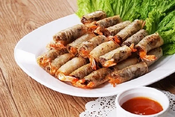 Kỹ thuật canh lửa chính xác giúp chả ram vàng đều và không bị ngấm mỡ