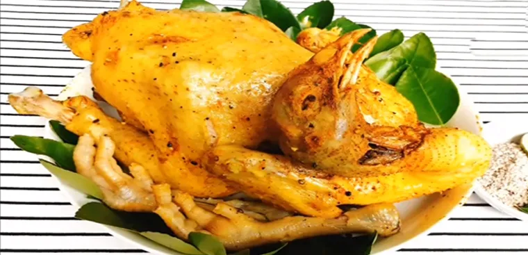 Gà luộc thành phẩm với lớp da vàng óng và căng bóng hấp dẫn là biểu tượng của sự khéo léo trong ẩm thực