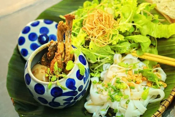 Thịt ếch đồng săn chắc thấm đẫm gia vị là linh hồn của món ăn