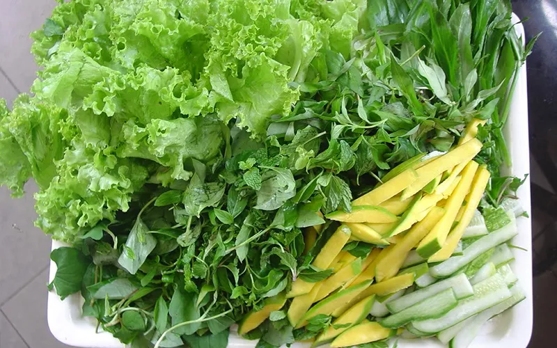 Sự đa dạng của các loại rau và quả chua chát giúp cân bằng hương vị cho món nem nướng