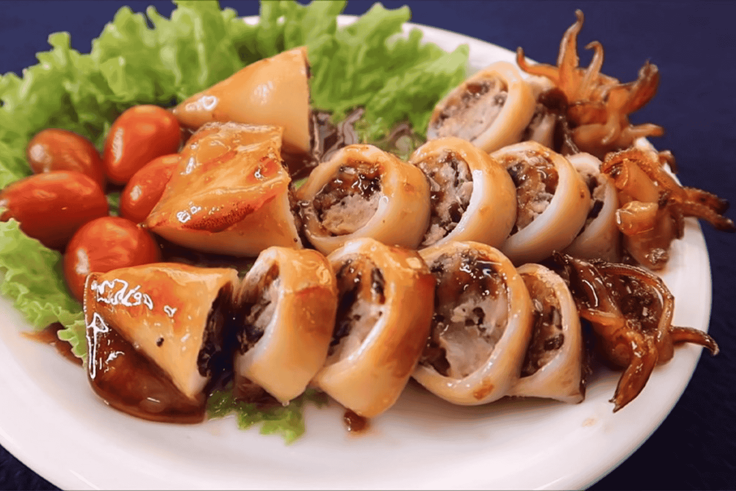 cach-lam-muc-ong-nhoi-thit-chien-gion-nhan-thit-dam-da Món mực ống nhồi thịt chiên mắm đậm đà với màu sắc vô cùng hấp dẫn và bắt mắt