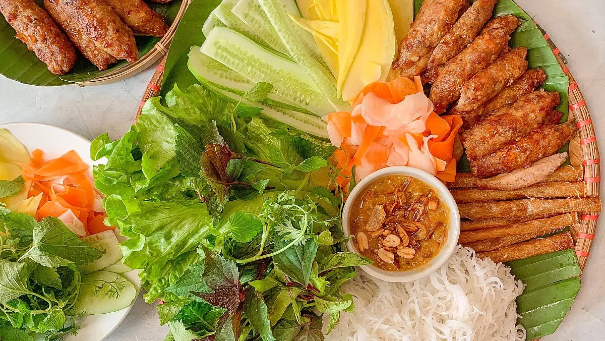 Món nem nướng miền Tây cuộn rau sống thơm ngon hấp dẫn với màu sắc bắt mắt