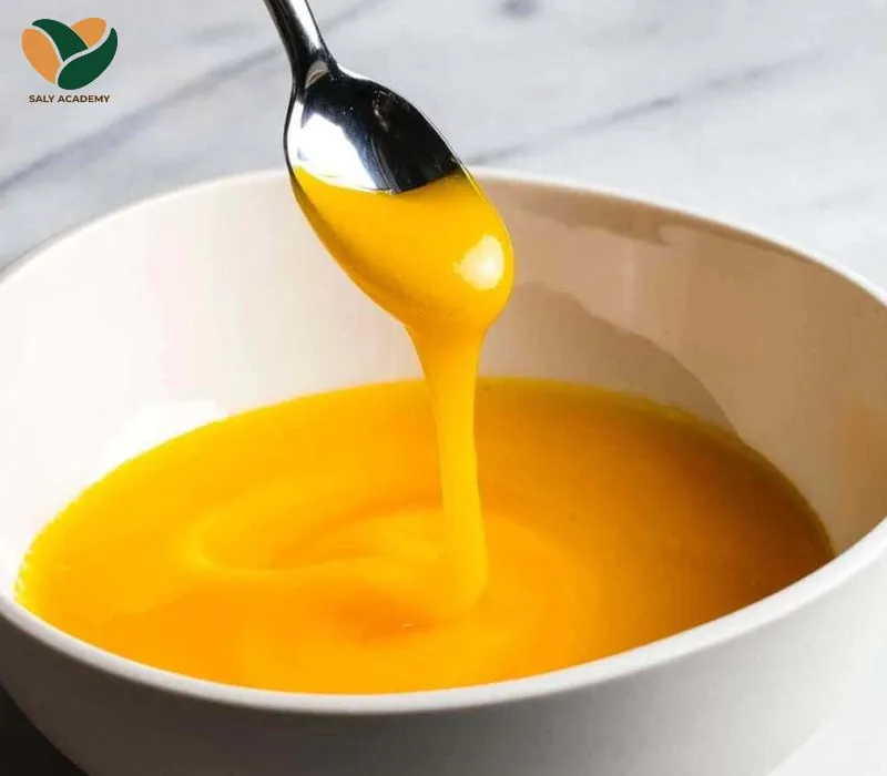 Nhân phô mai đạt chuẩn có độ sánh mịn màu vàng nhạt và mùi thơm ngậy