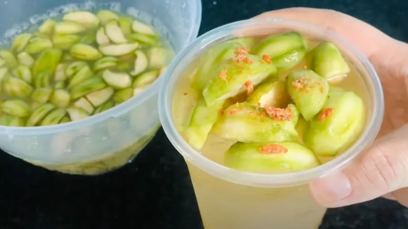 Nước ép cóc non lắc muối ớt  Thức uống giải nhiệt hoàn hảo cho mùa hè rực rỡ
