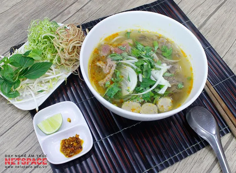 Tô bún bò Huế chuẩn vị tại Quận 1  Tinh hoa ẩm thực Cố đô giữa lòng Sài Gòn