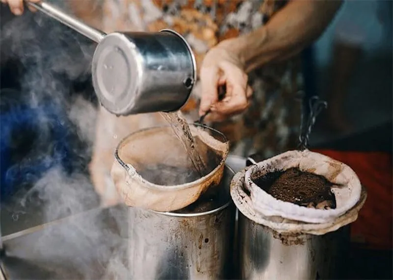 cach-pha-ca-phe-vot-1 Thưởng thức cà phê vợt là một nét văn hóa độc đáo trong đời sống của người dân Sài Gòn