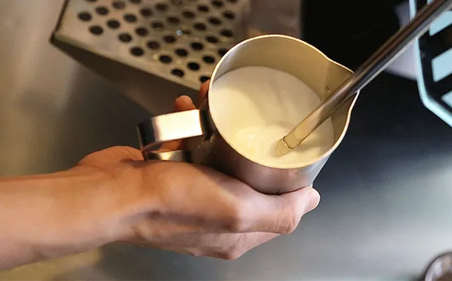 Kỹ thuật tạo bọt sữa giúp ly bạc xỉu thêm phần béo ngậy và hấp dẫn