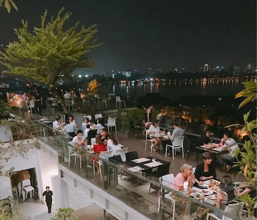 Tận hưởng không gian thư giãn và ngắm nhìn toàn cảnh phố đi bộ từ trên cao