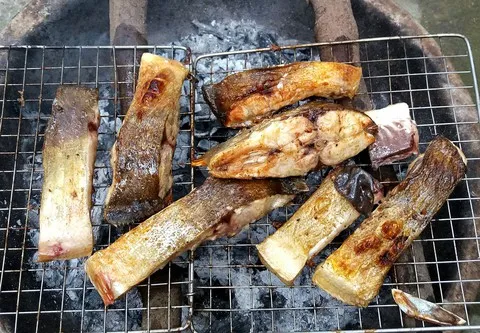Thịt nướng vàng ươm tỏa hương thơm đặc trưng là thành phần chính của món ăn