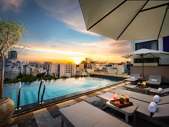Dịch vụ giao đồ ăn chuyên nghiệp mang đến sự tiện nghi tuyệt đối cho khách lưu trú tại Quận 1