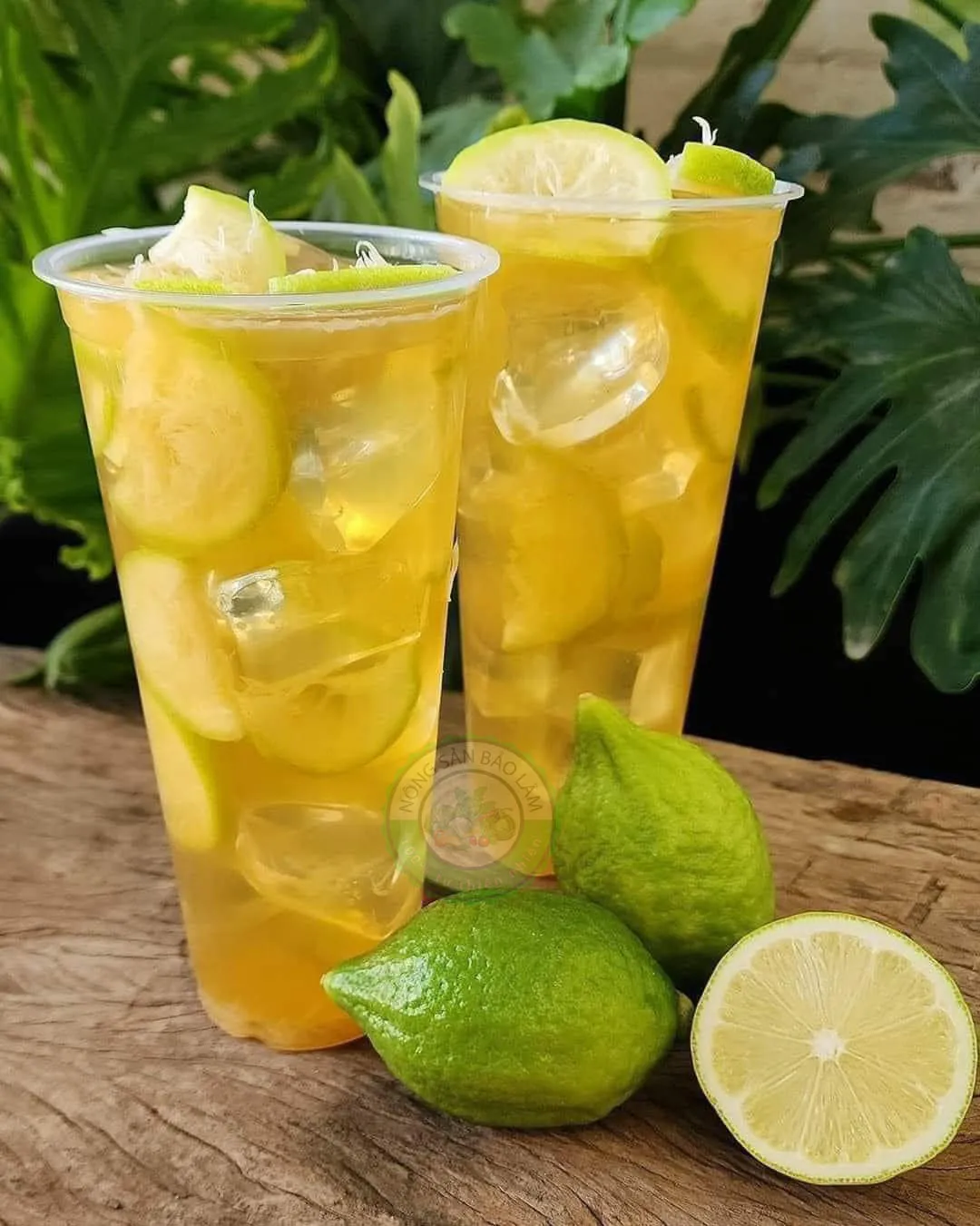 Quy trình thực hiện trà chanh giã tay đòi hỏi sự tỉ mỉ để chiết xuất hương thơm từ vỏ chanh