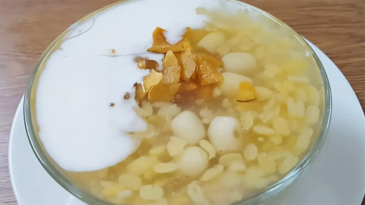 Sơ chế đậu xanh và hạt sen là công đoạn đòi hỏi sự tỉ mỉ