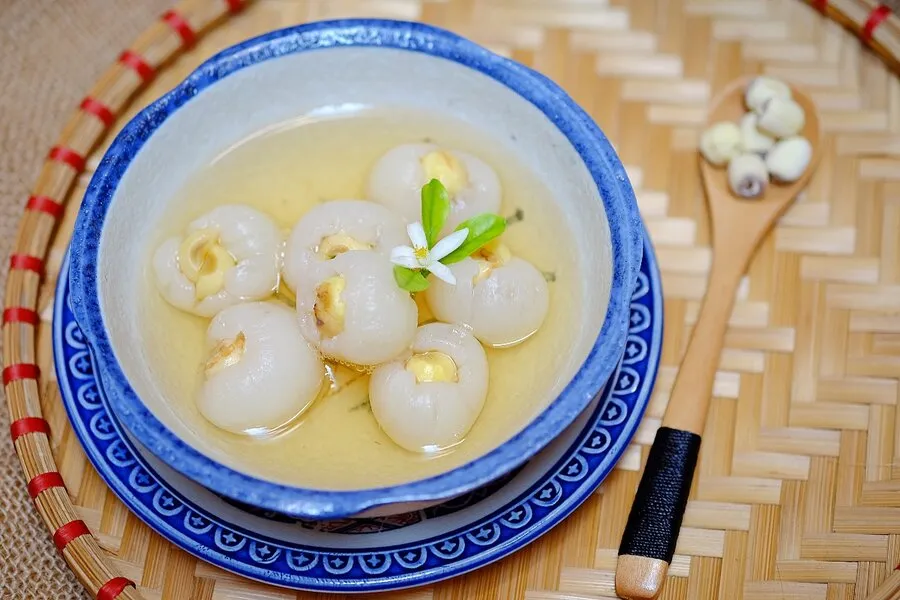 Công đoạn lồng hạt sen vào nhãn đòi hỏi sự tỉ mỉ và khéo léo