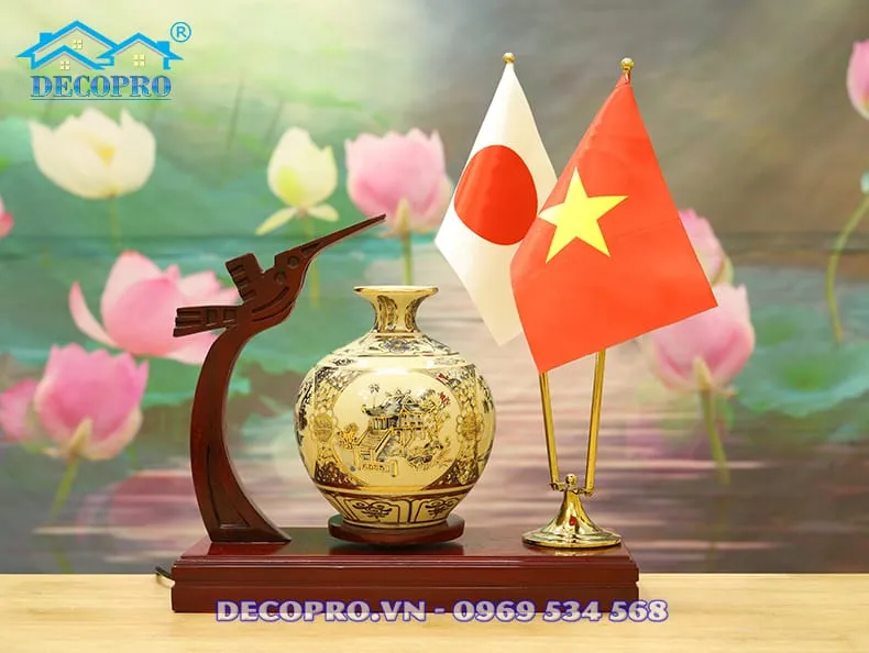 chim-lac-viet-hut-tai-loc-ha-noi-3 Những món quà tặng mang đậm dấu ấn văn hóa Việt Nam luôn được khách Tây ưa chuộng