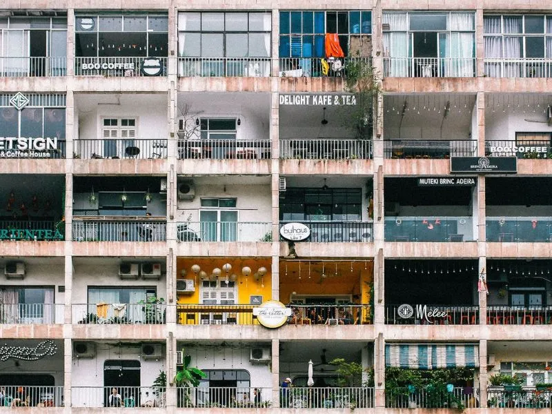 Thưởng thức cà phê chiều tại chung cư cũ là trải nghiệm đặc trưng của Quận 1