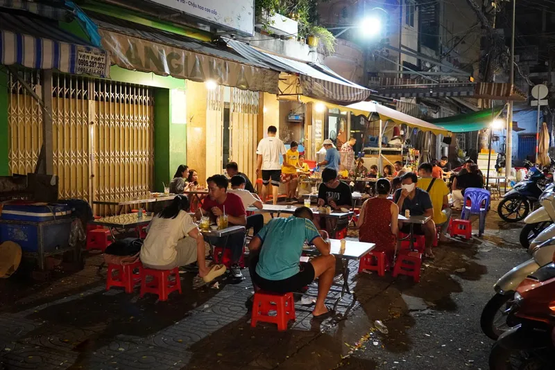 Cơm Tấm Bãi Rác  Điểm đến ăn đêm huyền thoại của giới sành ăn Quận 4