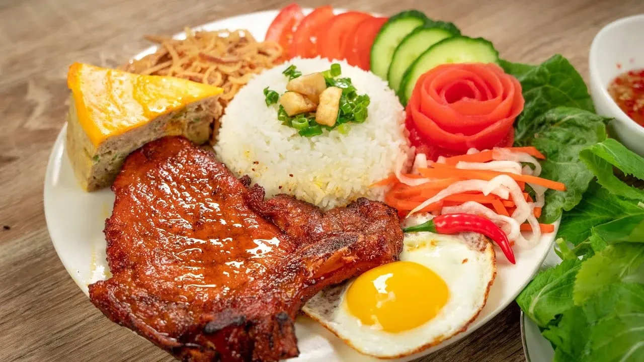 Cơm tấm  Món ăn biểu tượng không thể bỏ qua trong hành trình du lịch ẩm thực Sài Gòn