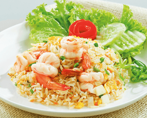 Món cơm chiên hải sản tôm mực đậm vị biển với màu sắc bắt mắt và hương vị quyến rũ