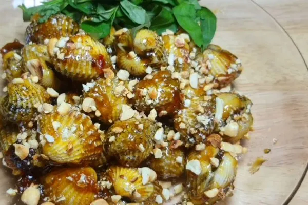 cong-thuc-lam-mon-so-huyet-xao-me-don-gian Kỹ thuật xào nhanh tay trên lửa lớn giúp sò giữ được độ ngọt và không bị dai