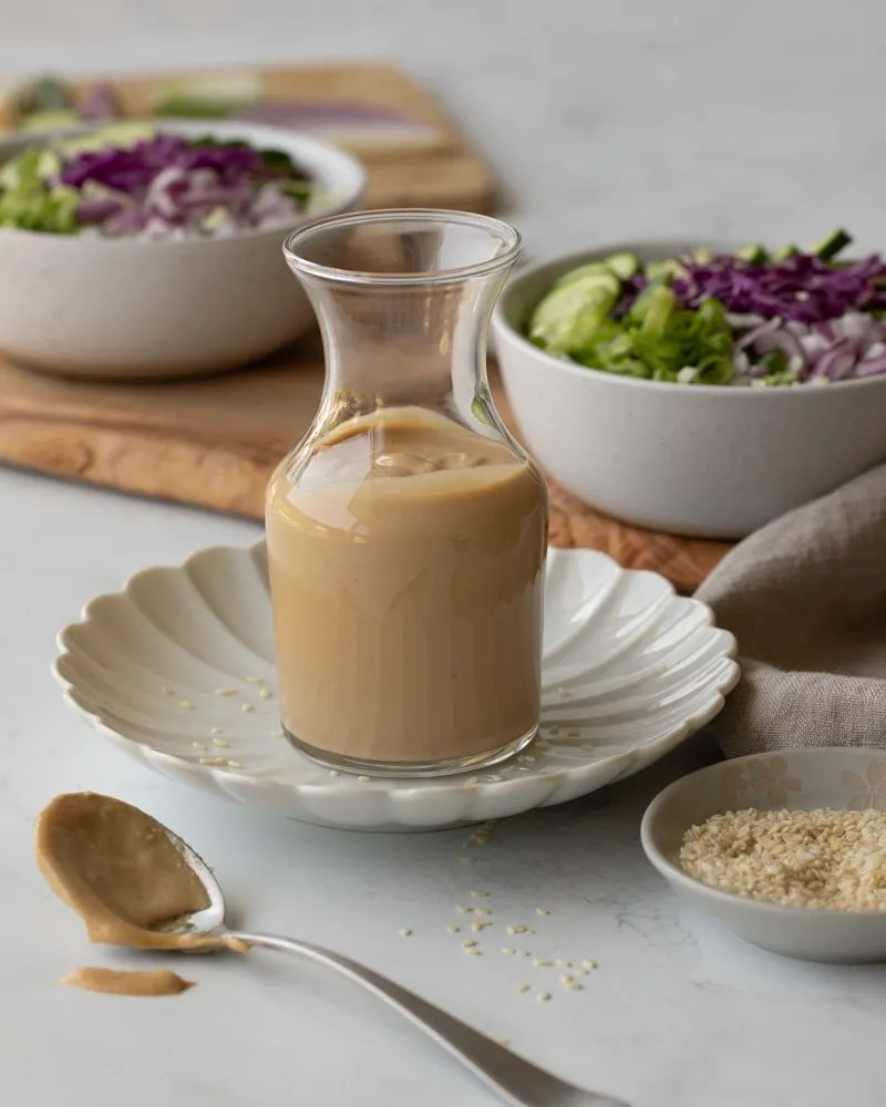 Nước sốt mè rang đậm đà là linh hồn của món salad