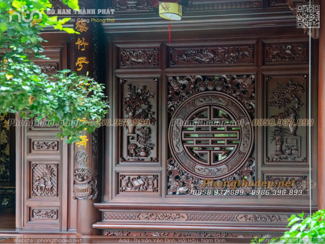 Khung cửa sổ chữ Thọ tạo nên hiệu ứng ánh sáng nghệ thuật cho bộ ảnh áo dài