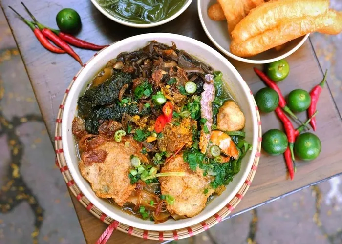 Không gian thưởng thức ẩm thực đặc sản tại trung tâm Quận 1