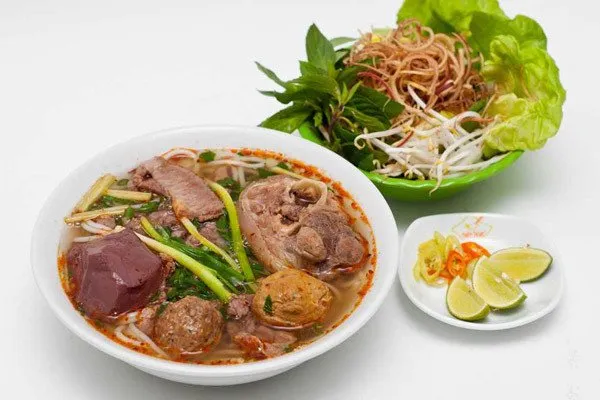 dia-rau-song-tuoi-ngon-an-kem-bun-bo-hue-co-bap-chuoi-rau-muong-che-gia-do Rau sống đa dạng giúp cân bằng vị cay nồng của bún bò Huế