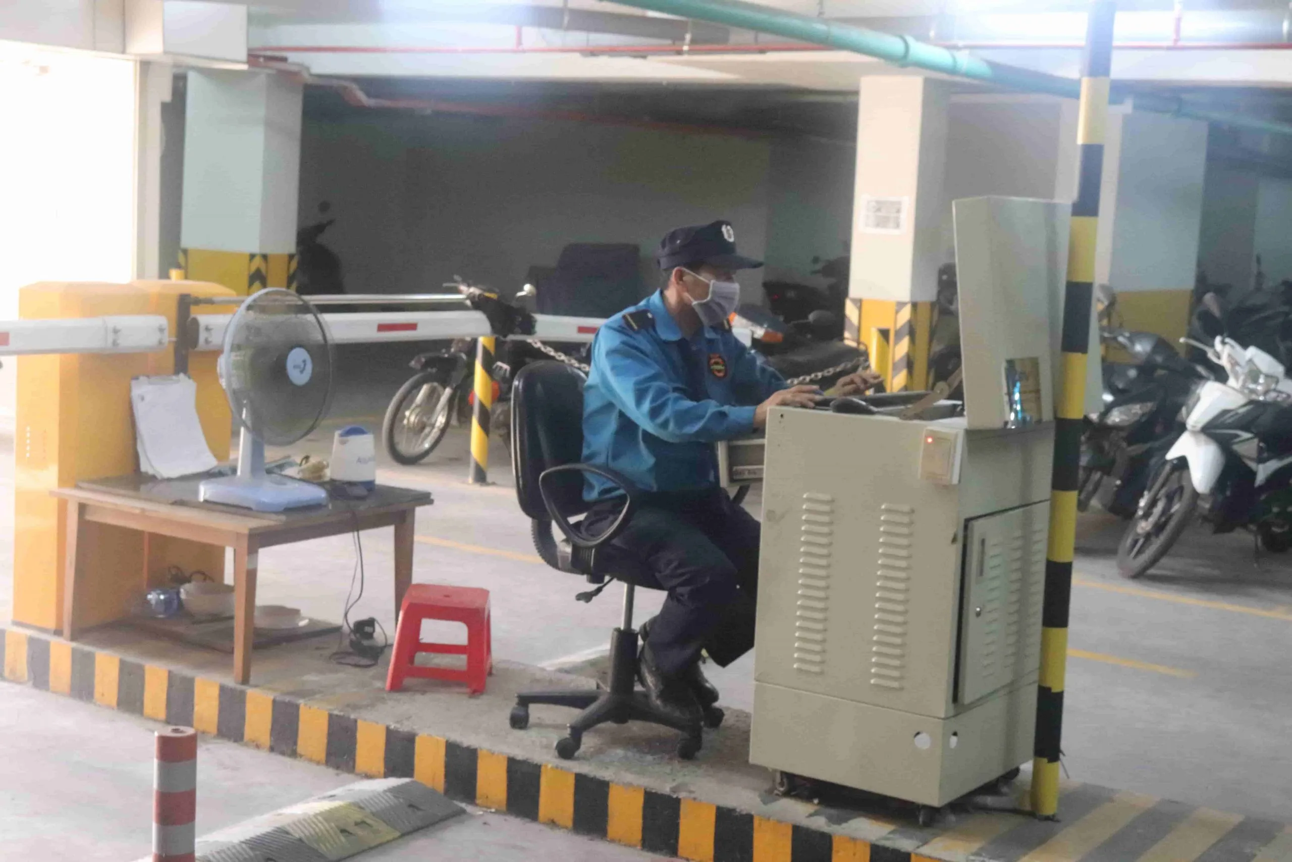 dich-vu-bao-ve-giu-xe-scaled-1 Sự hỗ trợ từ nhân viên điều phối giúp việc đỗ xe trở nên dễ dàng hơn