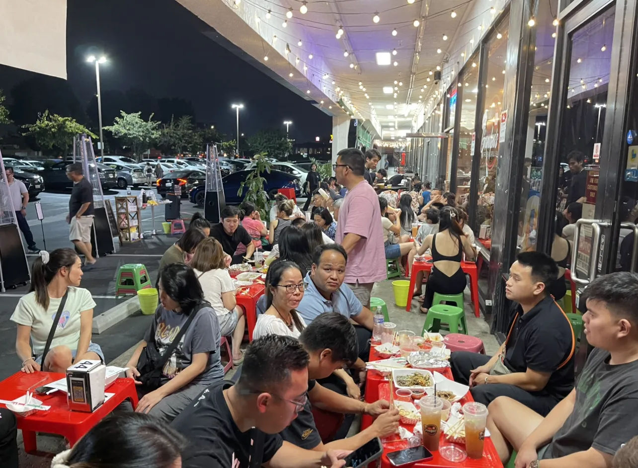 Không gian ẩm thực đường phố Sài Gòn sôi động trong những ngày hè nắng nóng