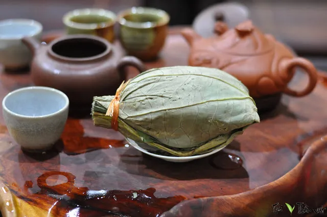 Thưởng thức trà sen Tây Hồ thanh cảnh là cách tuyệt vời để tìm lại sự bình yên giữa lòng Sài Gòn