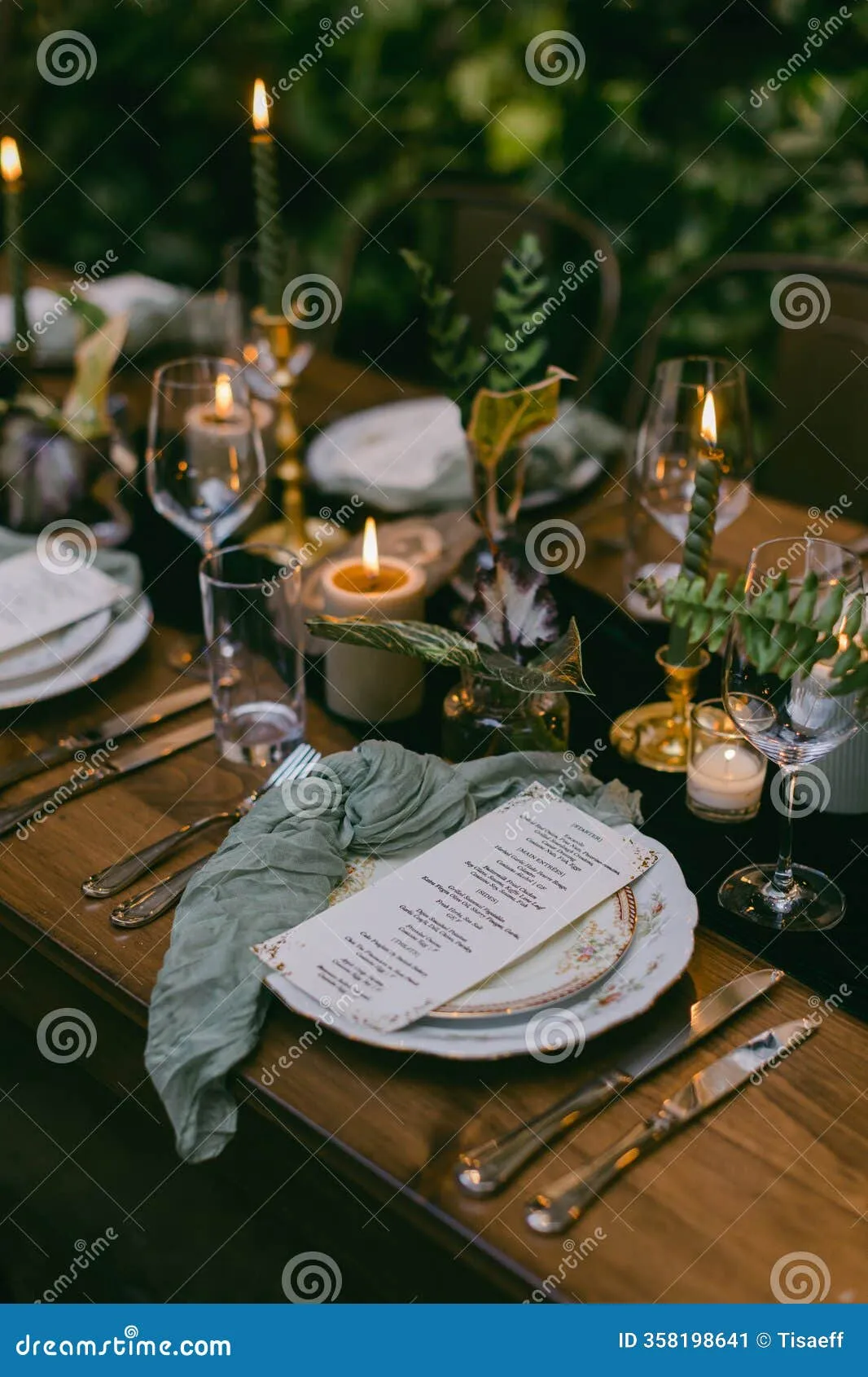 Đặt bàn trước giúp bạn lựa chọn được vị trí ngồi đẹp nhất trong khu vườn