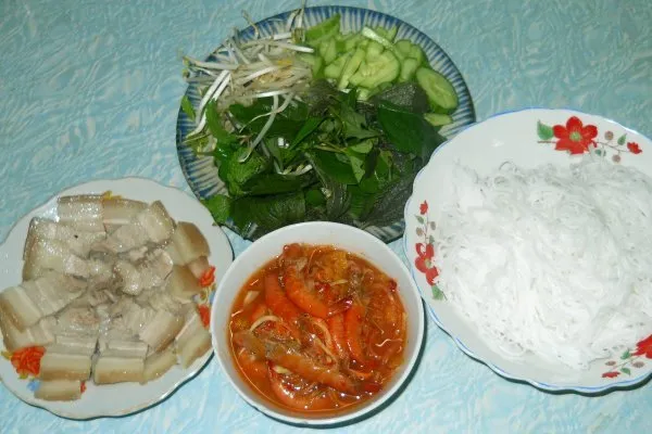 Các loại rau sống và đồ chua là thành phần không thể thiếu để tạo nên hương vị trọn vẹn cho món ăn