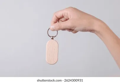 female-hand-holding-wooden-keychain-260nw-2624300931 Kiểm tra độ tinh xảo và chất lượng của móc khóa gỗ trước khi mua