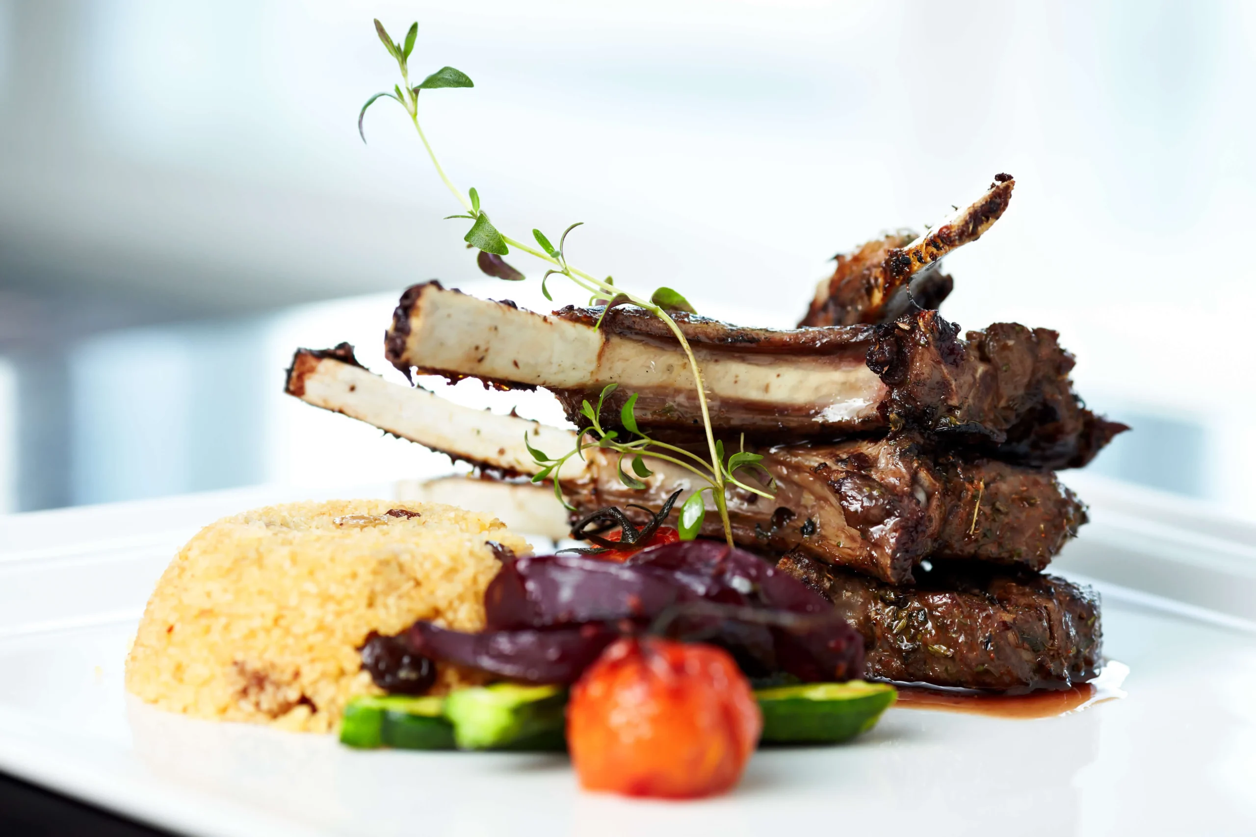 fine-dining-entree-grilled-lamb-50866644-scaled-1 Nghệ thuật trang trí đĩa thức ăn tinh tế nâng tầm giá trị món ăn
