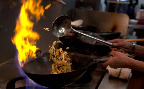 flaming-wok Kỹ thuật chiên cơm trên lửa lớn giúp hạt cơm săn chắc tơi xốp và thấm đẫm hương vị