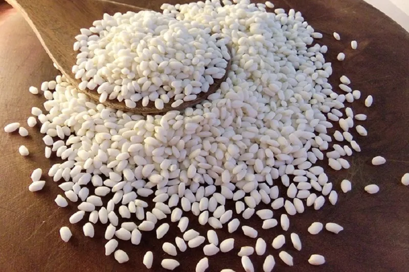 Lựa chọn gạo nếp và hạt sen chất lượng là bước đầu tiên để món xôi ngon