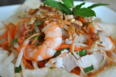 Sự kết hợp kinh điển giữa gỏi truyền thống và bánh phồng tôm tạo nên sự cân bằng hương vị tuyệt vời