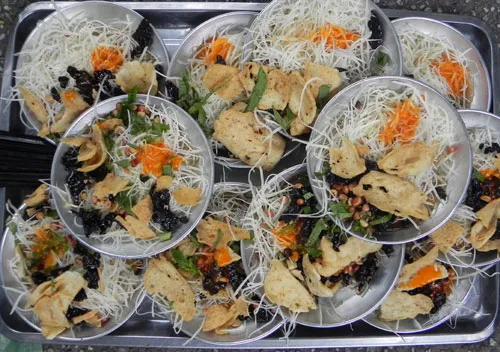 Gỏi khô bò  món ăn vặt đặc trưng không thể bỏ qua khi đến Quận 1