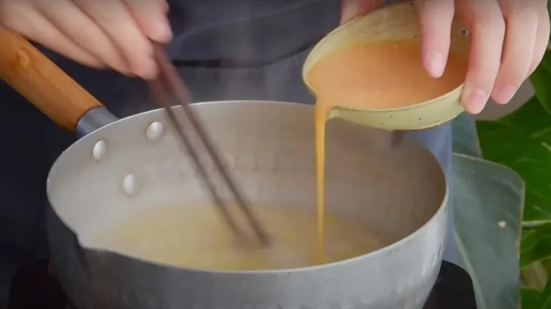 Kỹ thuật đánh vân trứng đòi hỏi sự khéo léo để tạo nên những sợi trắng tinh khôi như tuyết