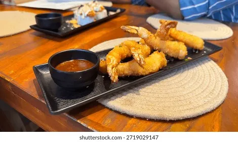 golden-japanese-prawn-tempura-arranged-260nw-2719029147 Món tôm Tempura vàng ươm giòn rụm là biểu tượng của ẩm thực Nhật Bản