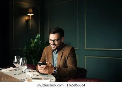 handsome-smiling-man-using-smart-260nw-1765865864 Đặt bàn trước là bước quan trọng để trải nghiệm các quán đạt điểm cao