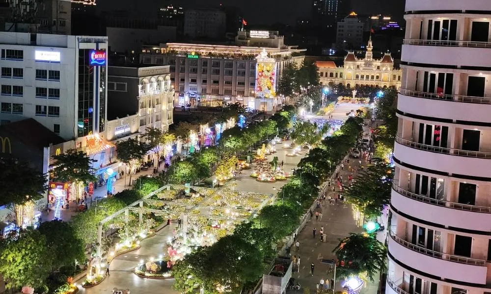 Phố đi bộ Nguyễn Huệ  Một trong những không gian check in đẹp tại Quận 1 sầm uất và biểu tượng nhất